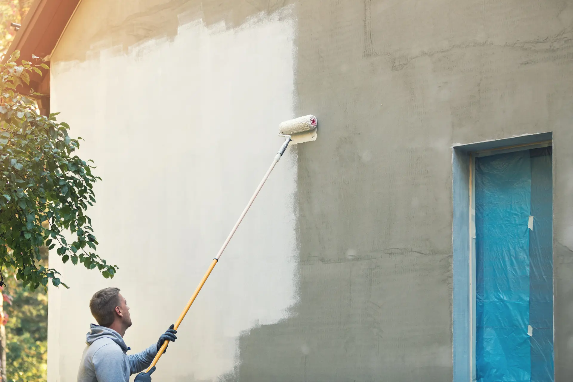 Pintor trabajando en una fachada en Coslada